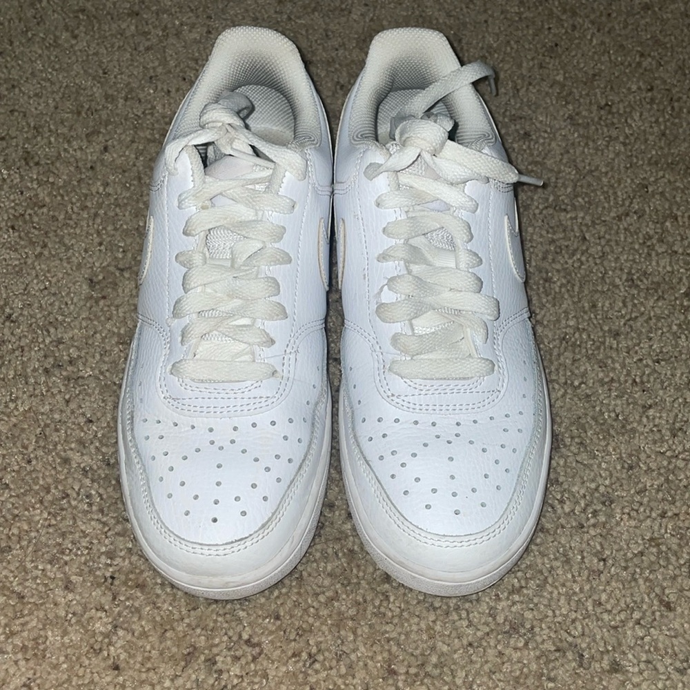 white nike shoes